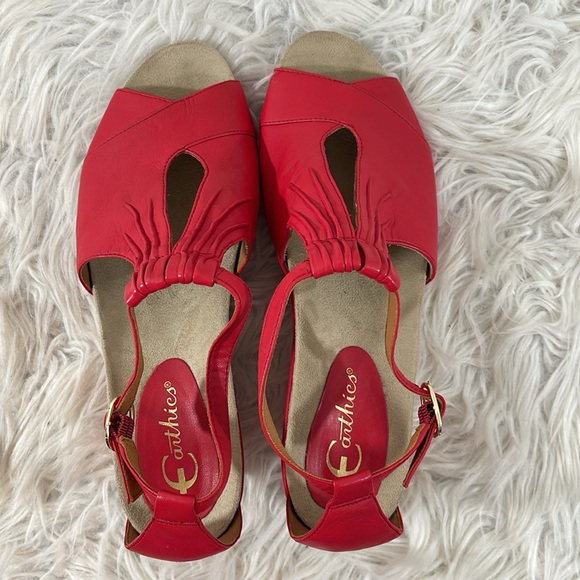 EARTHIES ARTSY Ankle Strap Wedge Sandals Heels Womens
10 Ruby Red VERIA LEATHER - Picture 7 of 15